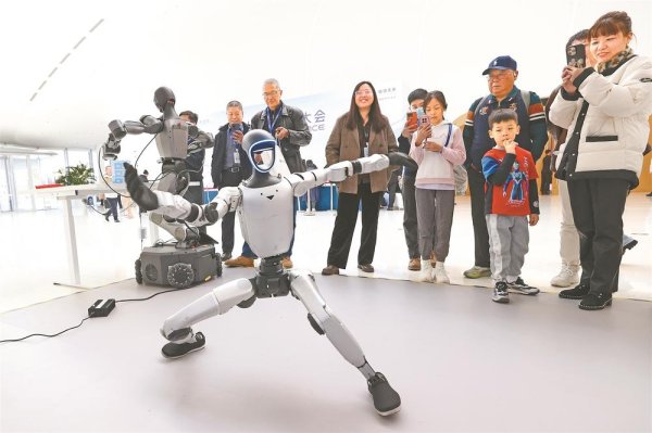 基金行情资讯门户 【图片新闻】2025全球人工智能+大会在京举行