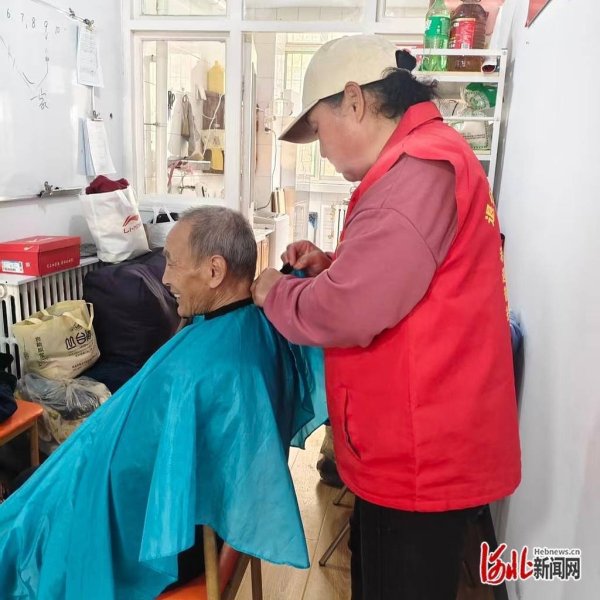 纵览原创丨理发只收3元！邢台55岁阿姨街头支起理发摊，有老人专门坐车找他理发