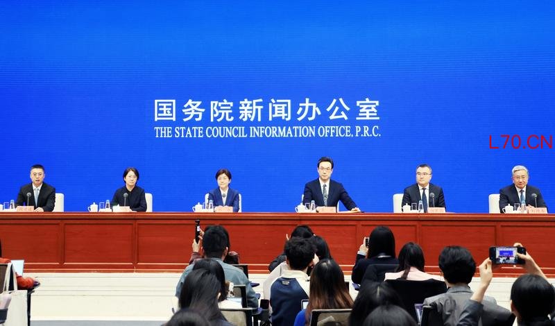 3月7日，国务院新闻办公室举行吹风会，国家发展改革委副主任郑备、国家发展改革委秘书长袁达、国家发展改革委发展战略和规划司司长陈雷、国家发展改革委创新和高技术发展司司长白京羽、国家发展改革委社会发展司司长刘德春解读十五五规划纲要草案，并答记者问。新华社