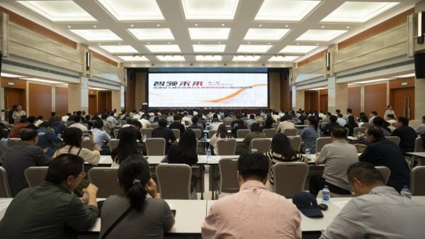 中信建投：重点关注AI、光模块、电网设备、人形机器人等