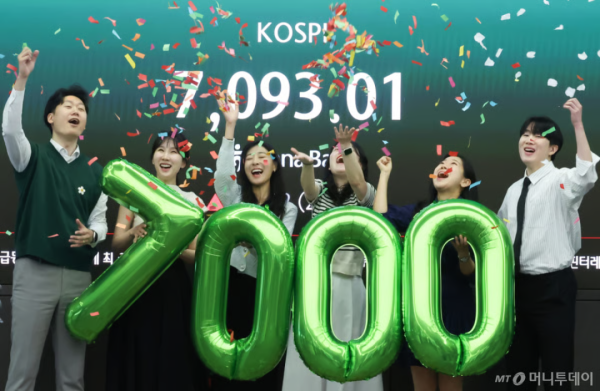 股市冲破7000点，韩国全民炒股