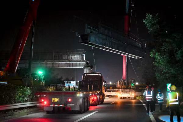 成渝高速改扩建工程完成首批天桥吊装及渡槽拆除