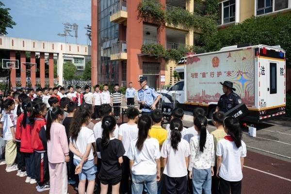 ‌“车载便民法庭”开进小学 重庆法官送上别样法治课