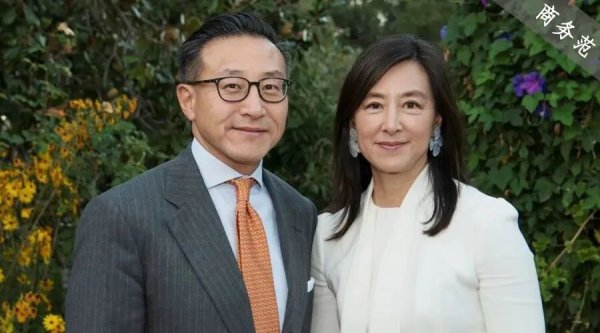 62岁蔡崇信和老婆球场秀恩爱，30年夫妻相绝了！娶了她比投资马云还要赚~