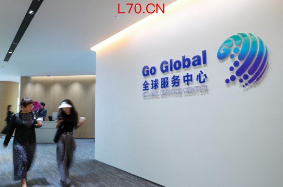 2025年4月29日，来访者走在位于深圳市南山区的全球服务中心内。新华社记者 毛思倩 摄