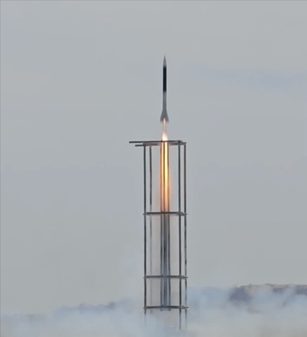全国首枚！中学生自研火箭发射成功：飞行高度15公里 速度2.2马赫
