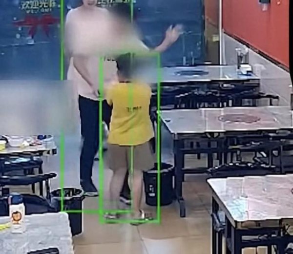浙江台州一烤鱼店老板儿子被熟客扇巴掌，打第二下前男子被及时制止；调解人员提议让其购置玩具补偿孩子，家长：不同意，外人无权打孩子