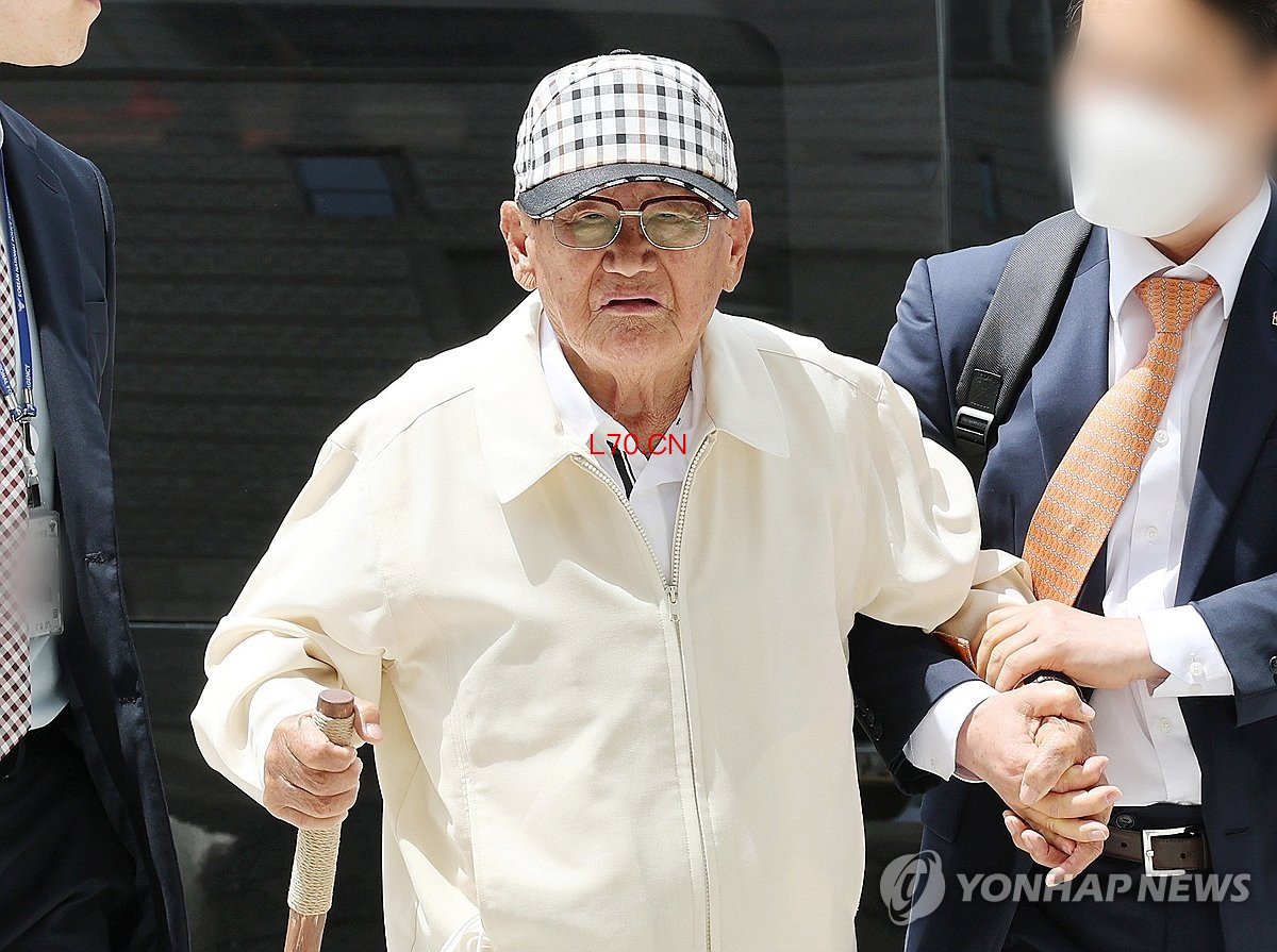 当地时间6月24日，首尔中央地方法院，李万熙准备出庭受审。 韩联社