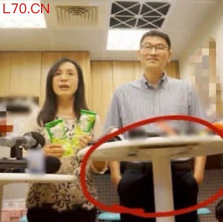 台陆委会副主委梁文杰（右）为“凤梨释迦”言论道歉时“双手插兜”。图源：赖苡任“脸书”