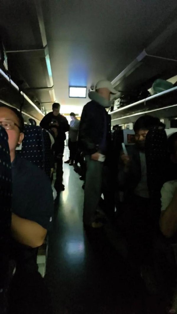 D3665列车断电被困隧道，乘客称小孩热哭但不让砸窗，广州铁路公告