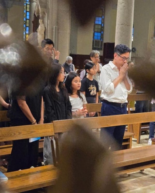 港姐吴文忻追思弥撒，丈夫携俩女儿现身神情哀伤，两人被曝没离婚