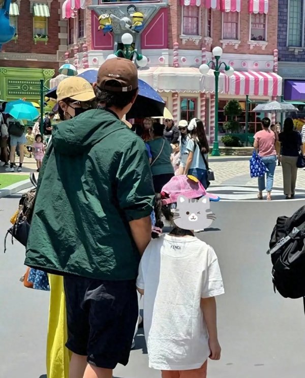 唐嫣、罗晋携6岁女儿出游新加坡, 低调幸福击碎婚变传闻!