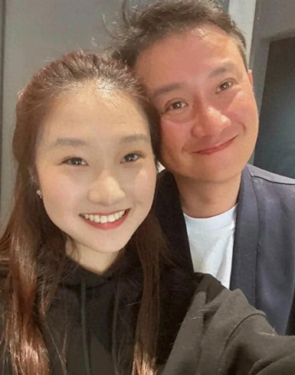 文章和闺女同框笑得太温柔了, 父女俩共用一张脸, 五官气质好相似